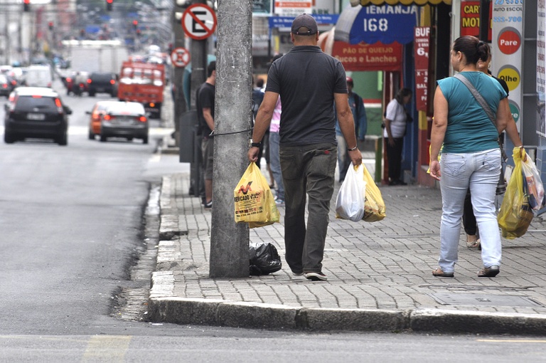 Uso de sacola retornável pode gerar descontos 