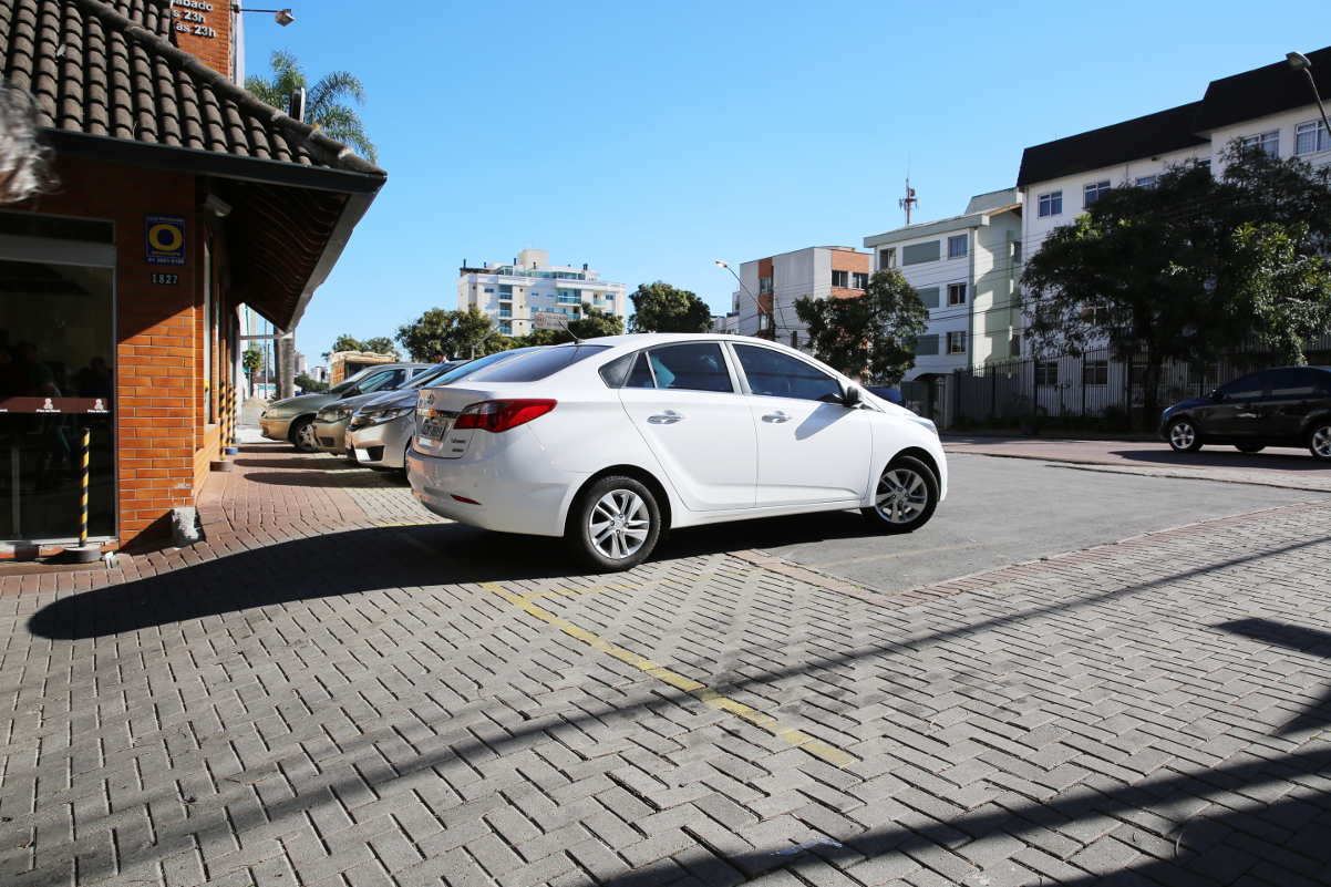 Uso do recuo obrigatório como estacionamento já pode ir ao plenário