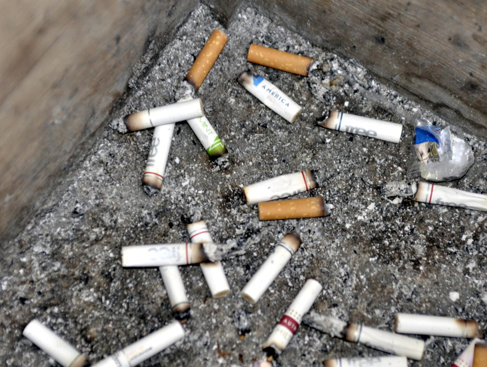 Vereador pede recipientes para bitucas de cigarro junto a lixeiras