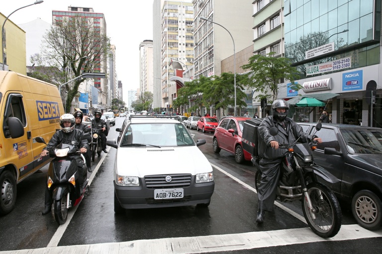 Vereador propõe faixa exclusiva para motos em ruas de Curitiba