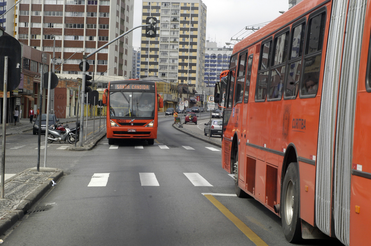 Vereador propõe painéis para controlar velocidade de ônibus 