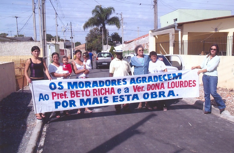 Vereadora comemora entrega de obras 