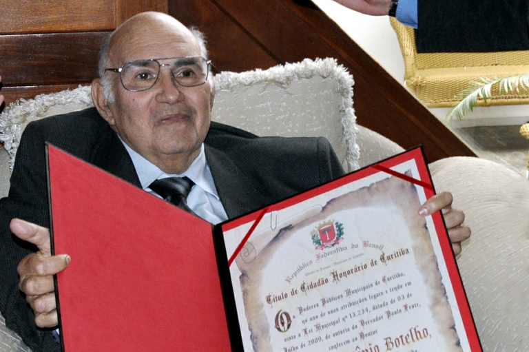 Vereadores de Curitiba aprovam homenagem a Ronaldo Botelho 