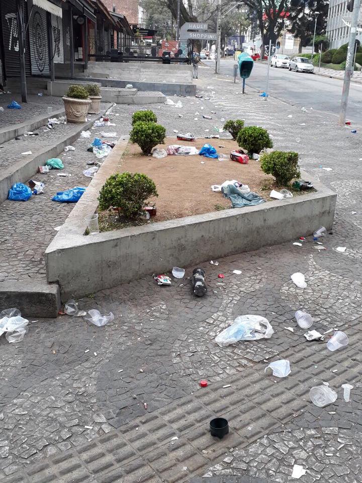 Vereadores debatem TAC no Shopping Hauer e divergem sobre ambulantes