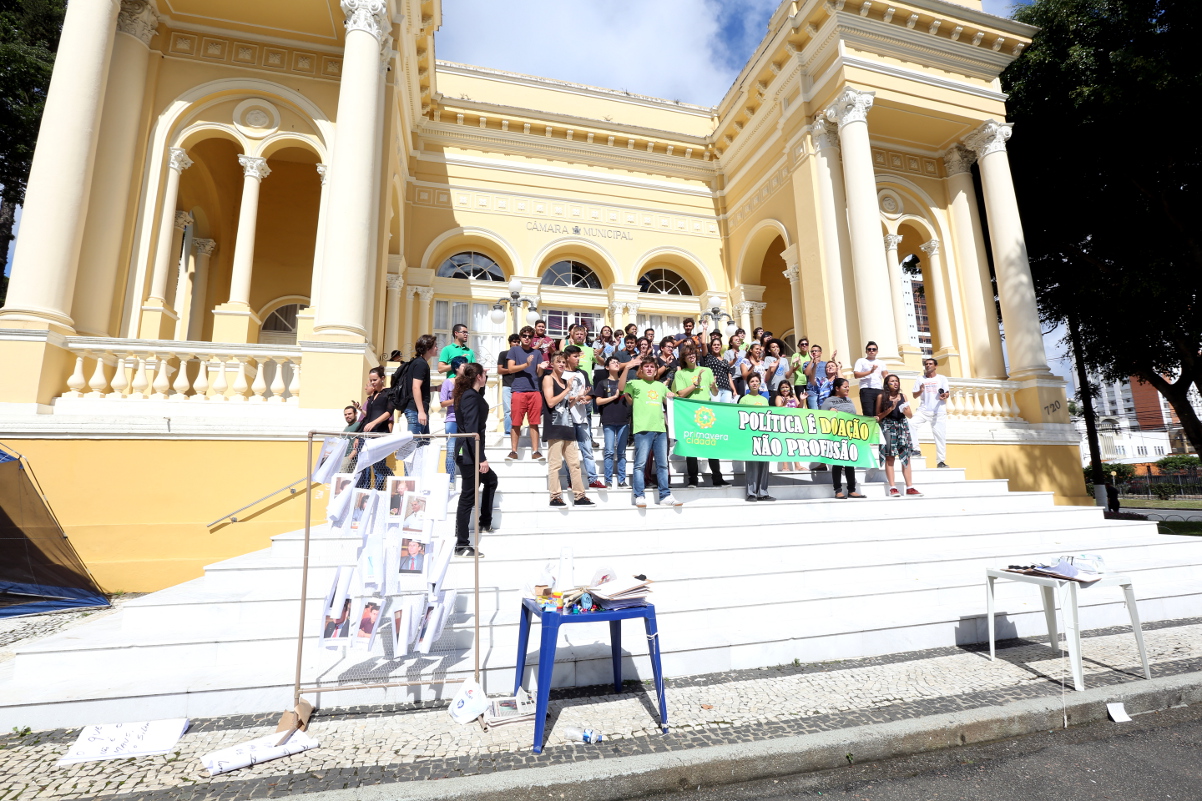 Vereadores dialogam com manifestantes sobre redução salarial