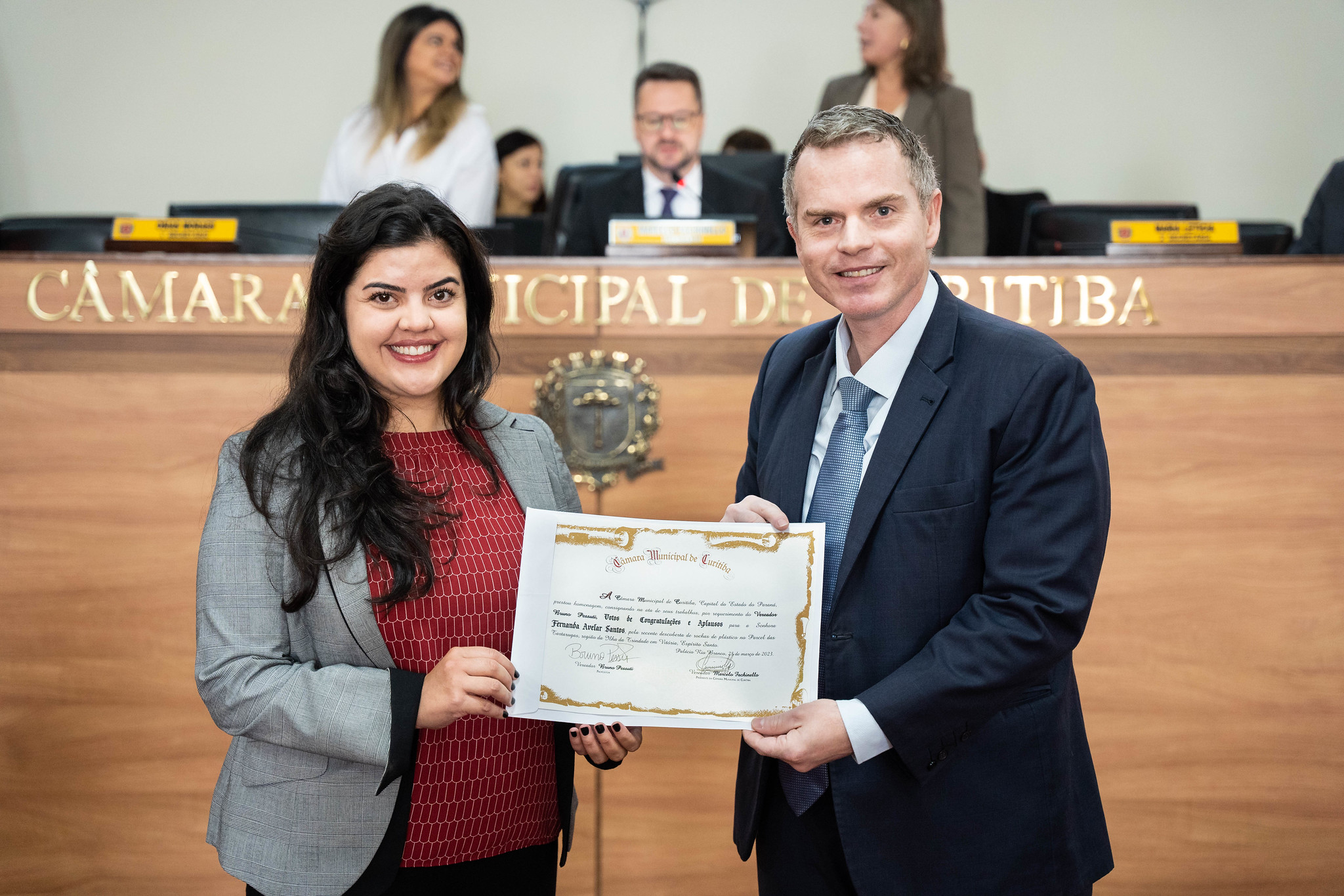 Câmara homenageia geóloga que descobriu rochas de plástico