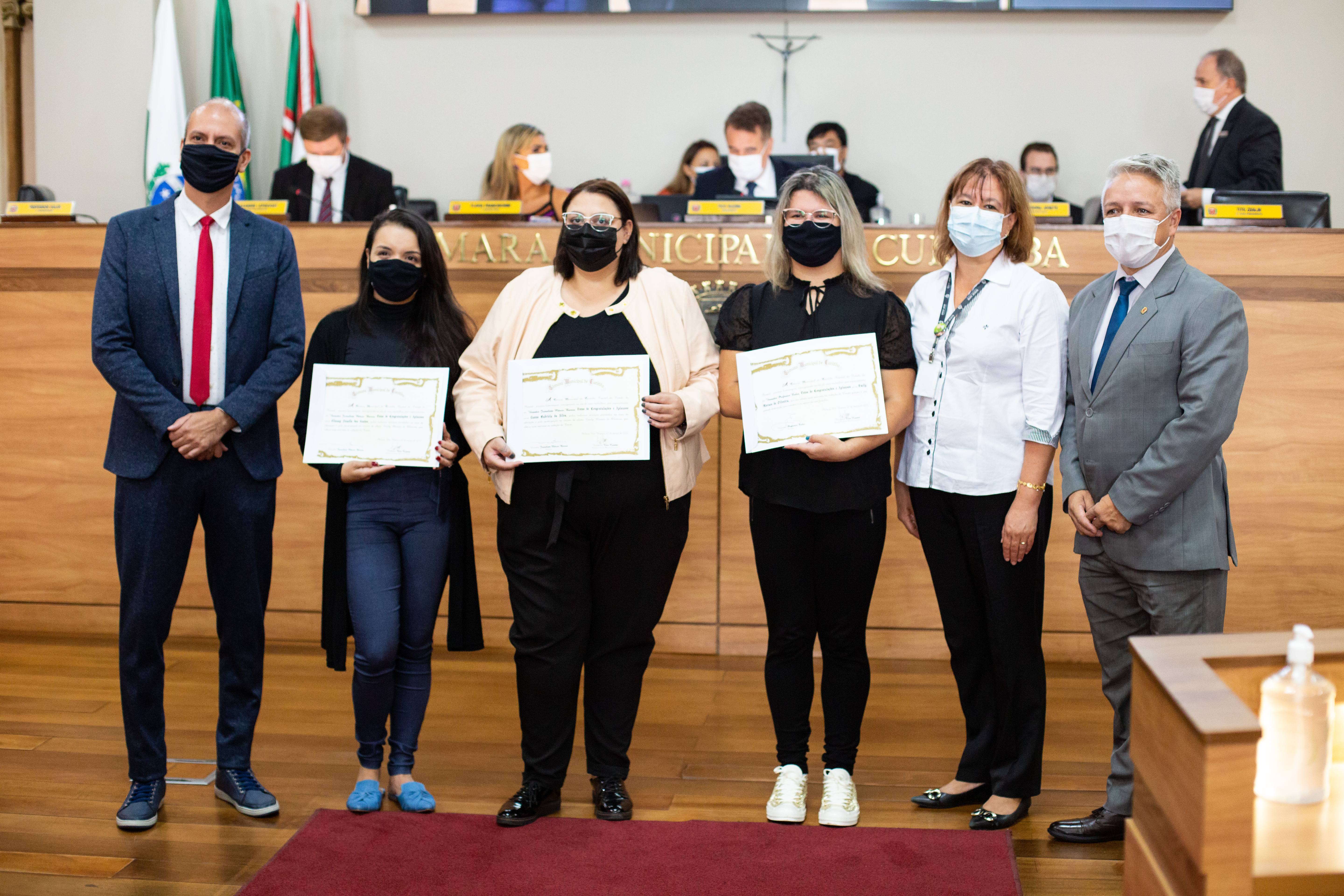 Vereadores homenageiam professoras e aluna nota máxima no Enem