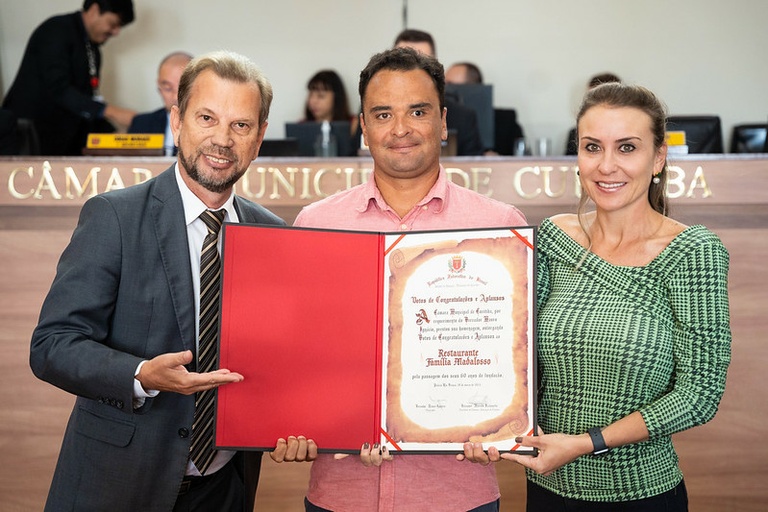 Vereadores homenageiam restaurante tradicional de Curitiba