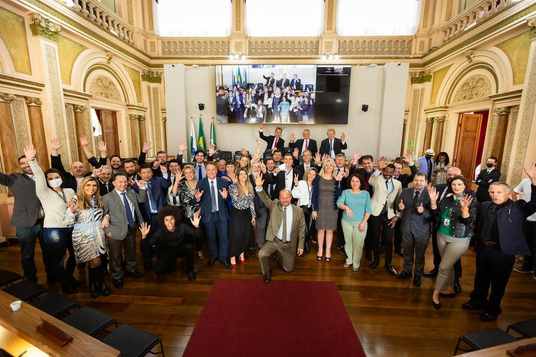 Vereadores homenageiam servidor da Casa pela aposentadoria