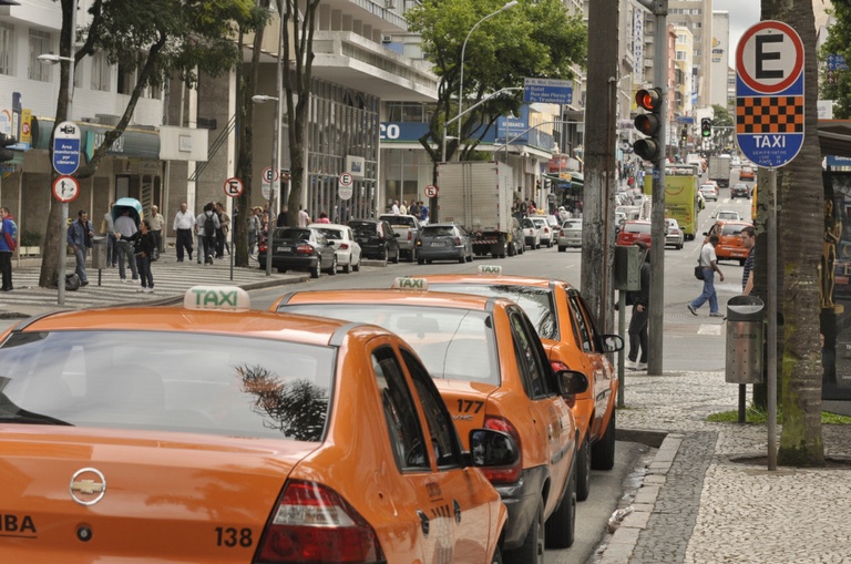  Vereadores propõem alteração na Lei dos Táxis  