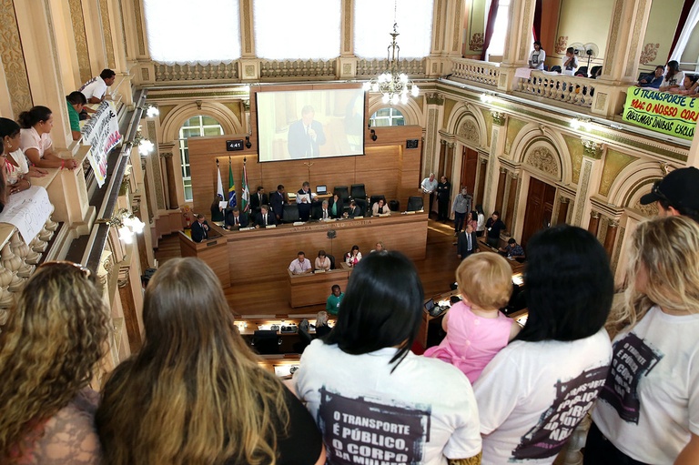 Vereadores rejeitam ônibus exclusivo para mulheres em Curitiba