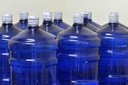Vereadores votam solução para garrafões de água vencidos 