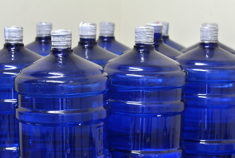 Vereadores votam solução para garrafões de água vencidos 