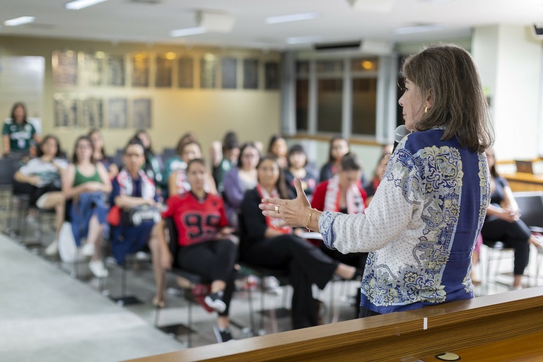 Violência contra mulheres em estádios é debatida na Câmara