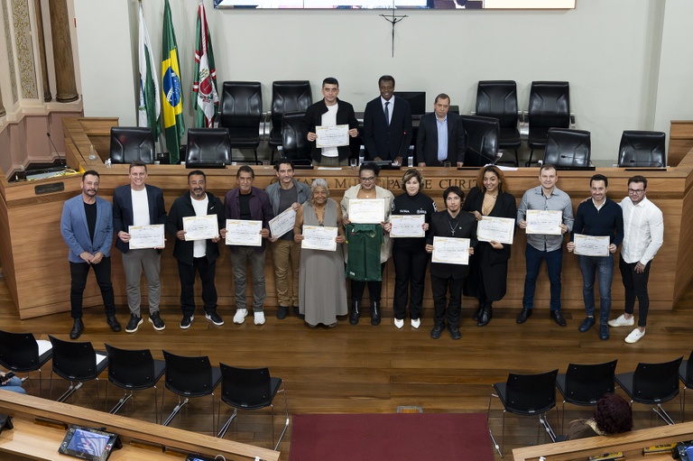 Votos de Congratulações: homenagem a 14 pessoas e empresas de Curitiba
