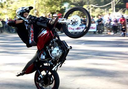 Wheeling: manobras com motos podem se tornar  prática esportiva em Curitiba