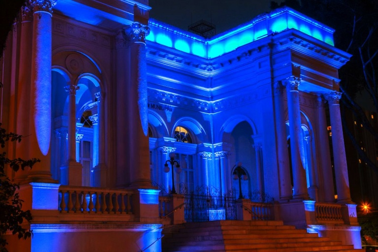 X Frágil e Tráfico de Pessoas: luzes azuis na Câmara de Curitiba pedem reflexão