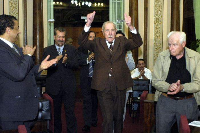 Zé Pequeno recebe título da Câmara Municipal 