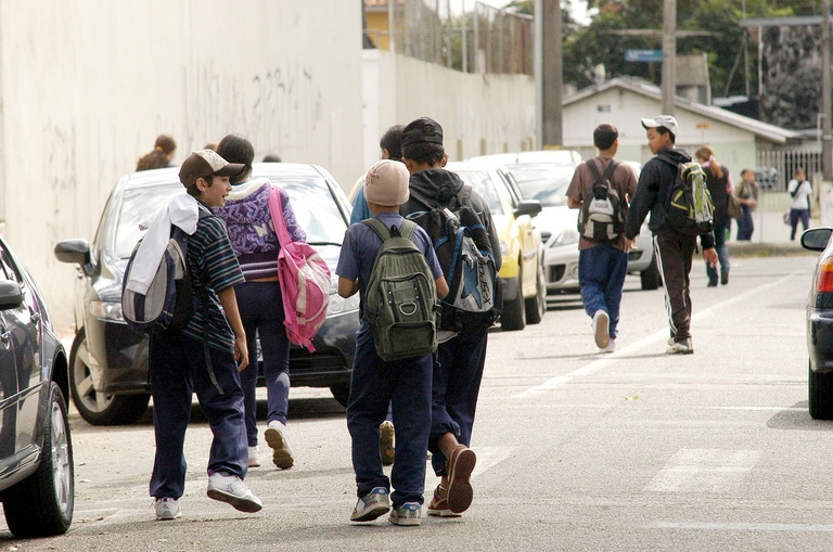 Zeglin questiona aplicação da lei do peso do material escolar